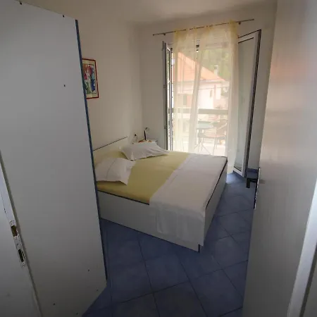 Apartment Roza 1-2 *