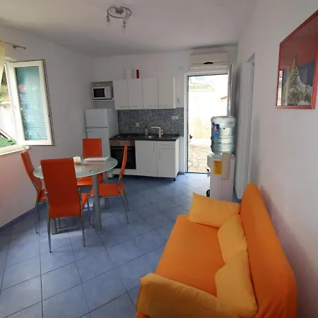 Apartment Roza 1-2 *