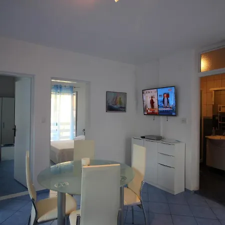 Apartment Roza 1-2 *